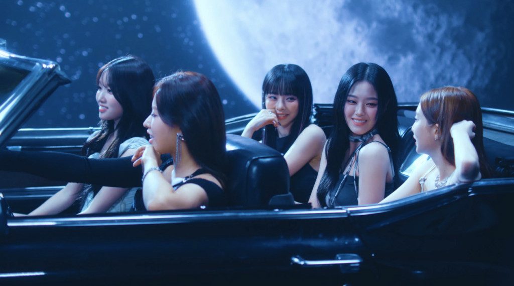 Seven months after the release of their self-titled debut mini-album, Loossemble has returned with their follow up EP One of a Kind.