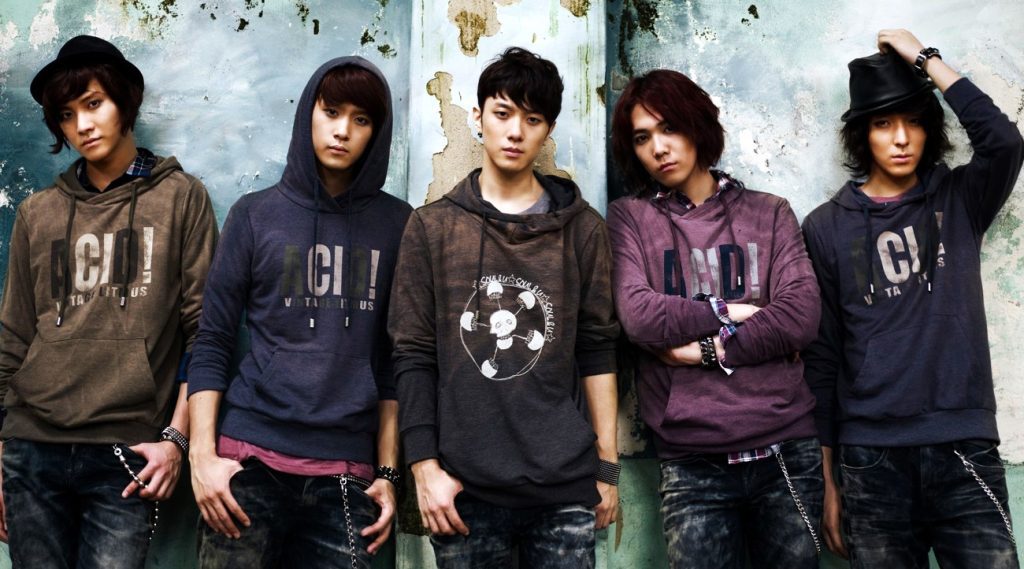 FTISLAND (FT아일랜드) is a South Korean band that currently consists of 3 members: Hongki, Jaejin, and Minhwan. On March 14, 2019 FNC Ent. announced Jonghun‘s retirement from the K-Pop industry. The band debuted on June 7, 2007, under FNC Entertainment.