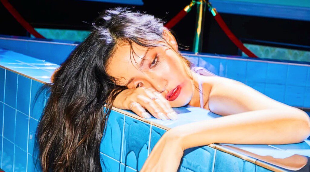 Hwasa, a prominent member of the K-pop group MAMAMOO, has been making waves with her latest music video "NA" from her new EP "O." The music video showcases Hwasa's unique style and charisma, capturing the attention of fans worldwide. The track "NA" has already achieved significant success, reaching a new peak on the Bugs Real-Time Char