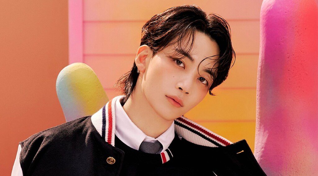 K-pop sensation Jeonghan of SEVENTEEN has once again captivated fans with his stunning visuals in the September 2024 issue of Harper's BAZAAR Korea. The idol graced the digital covers and pictorial for a special collaboration with luxury fragrance brand Acqua di Parma, showcasing his ethereal charm and sophisticated allure