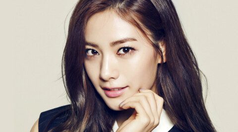 Nana, the multi-talented K-pop star, has once again captivated fans with her stunning appearance in the October 2024 issue of ELLE Korea, in collaboration with fashion brand Obzee. The pictorial showcases Nana's versatility and timeless beauty, cementing her status as a fashion icon in the K-pop industry.