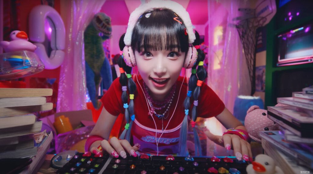 Rising K-pop star Choi Ye Na, better known by her stage name YENA, has once again captivated fans with the release of her latest single "NEMONEMO" (네모네모)15 . The music video for the track dropped on September 30, 2024, at 6 PM KST, marking YENA's highly anticipated comeback