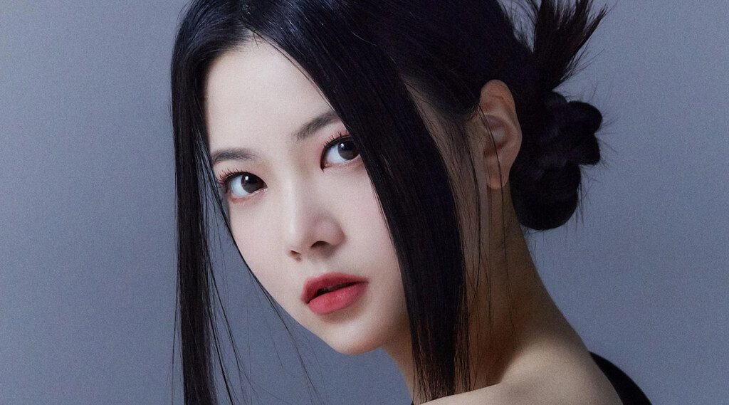 K-pop sensation Hong Eunchae, the youngest member of the chart-topping girl group LE SSERAFIM, is set to grace the cover of Cosmopolitan Korea's November 2024 issue.