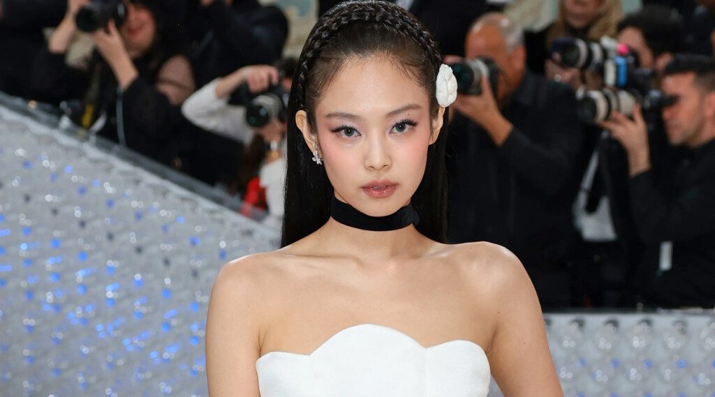 K-pop Sensation Jennie Kim Graces Harper's BAZAAR US October 2024 Cover In a stunning display of global influence, BLACKPINK's Jennie Kim has taken center stage on the cover of Harper's BAZAAR US for their October 2024 issue.