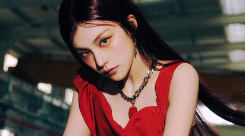 Itzy's Yeji membuat gelombang di dunia K-pop dengan debut solonya, menandai tonggak penting dalam karirnya sebagai anggota pertama kelompok yang masuk ke sorotan solo. Mini-album pertamanya, Air, dirilis pada 10 Maret, telah memikat penggemar dengan konsep unik dan visual dinamisnya.