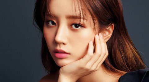 K-POP Sensation Hyeri, sebelumnya dari Girl's Day, telah mengambil dunia mode Cina dengan badai saat ia menghiasi sampul sorotan edisi Maret 2025 China. Gambar yang menakjubkan, bertema "Burning Roses," menampilkan keserbagunaan Hyeri dan pesona yang tak terbantahkan, meninggalkan penggemar dan penggemar mode yang kagum