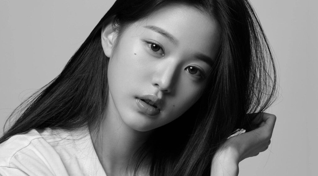 IVE's Wonyoung has once again captured the spotlight, gracing the cover of DAZED Korea's April 2025 issue in collaboration with luxury fashion brand Miu Miu. The young idol, known for her elegance and versatility, effortlessly embodies the brand’s chic yet playful aesthetic