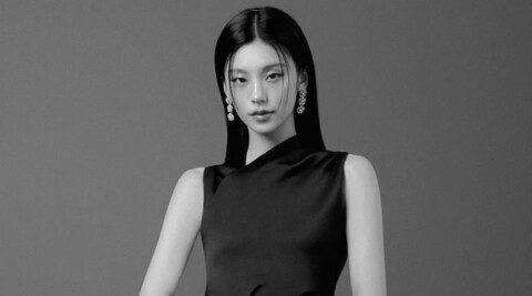 ITZY's Yeji has captivated fans once again, gracing the digital covers of Harper’s BAZAAR Korea for its April 2025 issue in collaboration with luxury brand Roger Vivier. The pictorial preview showcases Yeji's signature charisma and elegance, blending seamlessly with Roger Vivier's sophisticated aesthetic