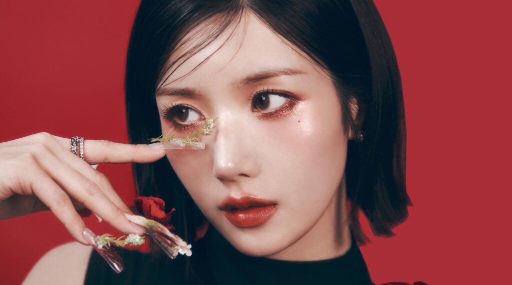 Kwon Eunbi, affectionately known as the “Waterbomb Goddess,” has been unveiled as the new model for the swimwear brand CORALIQUE’s 2025 Spring/Summer collection. The brand’s latest campaign, titled "Glow & Flow," captures the essence of summer with romantic shades of pink and blue, perfectly complemented by Kwon Eunbi’s lively and charming presence.