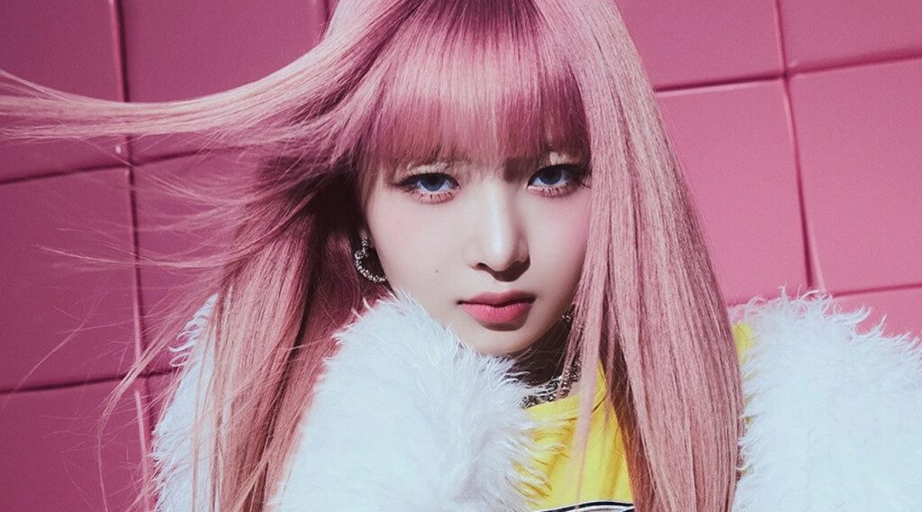 IVE’s Rei captivates audiences with her latest high-fashion venture, gracing the pages of Harper’s BAZAAR Korea’s May 2025 issue in a collaborative pictorial with Carlyn. Fresh previews from the shoot, shared across social media platforms, reveal Rei’s effortless charm and playful energy as she models a range of stylish ensembles.