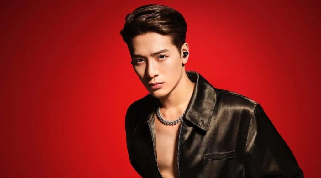 GOT7’s Jackson Wang continues to command the spotlight, this time as the cover star for Marie Claire China’s May 2025 issue. The pictorial, already generating buzz among fans and fashion enthusiasts, features a series of atmospheric solo shots that highlight Jackson’s versatility in front of the camera.