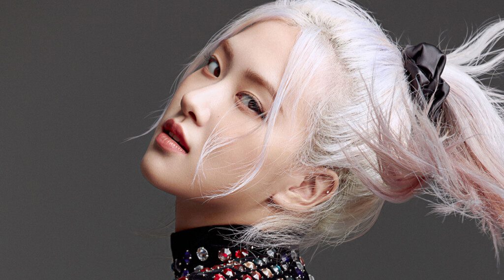 Rosé, the celebrated vocalist of BLACKPINK, is turning heads once again as the cover star of DAZED’s Summer 2025 “The Celebration Issue.” Captured in a series of striking visuals, Rosé’s pictorial preview reveals a fresh, introspective side of the global K-pop icon.