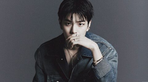 Seungmin, the main vocalist of Stray Kids, has taken center stage as the cover star for Harper’s Bazaar Korea’s June 2025 issue, in an exclusive collaboration with iconic British fashion house Burberry. The pictorial, which was shot in the UK, highlights Seungmin’s signature relaxed yet polished style, perfectly complemented by Burberry’s classic aesthetic.
