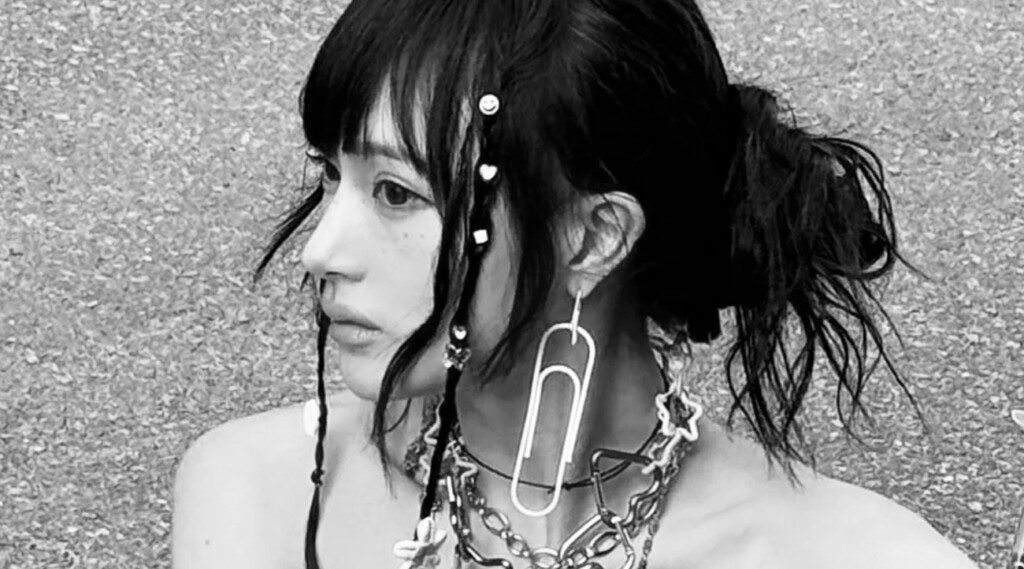 You Dayeon, a rising force in the K-pop scene, has just released the concept photos for her highly anticipated first mini album, "First Light." The images reveal a dreamy and ethereal aesthetic,