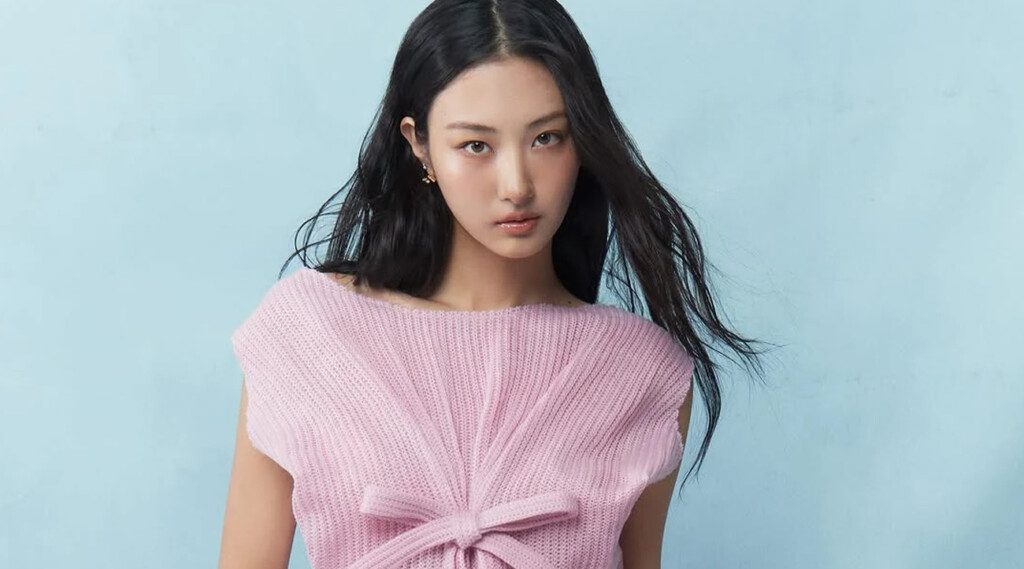 MEOVV's Gawon has taken a bold step into the fashion spotlight as the face of Prada for the August 2025 issue of Harper's Bazaar Hong Kong.