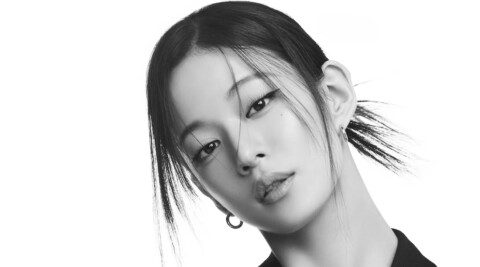 This August, fromis_9’s Lee Chaeyoung is the center of attention in the latest preview from Men Noblesse magazine, a collaboration that underscores the ever-growing synergy between Korea’s top idol groups and the region’s elite lifestyle publications