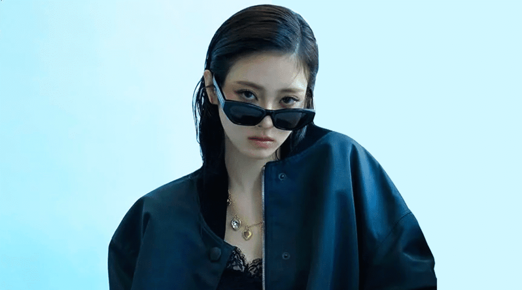 The spotlight falls on MEOVV’s Anna, whose presence radiates an effortless sophistication in a pictorial preview