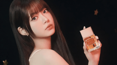 Hong Eunchae (홍은채), LE SSERAFIM’s luminous maknae, singer-songwriter and MC, is officially the new ambassador of luxury fragrance house VASILISA.