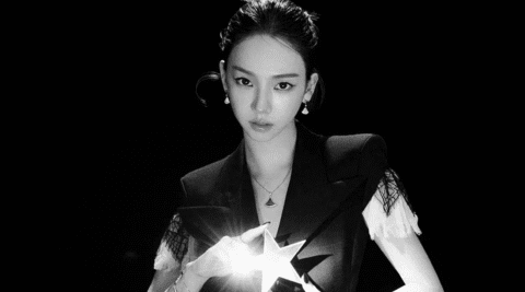 There are stars that shimmer, and then there are stars that command the night sky. For Harper’s BAZAAR Korea’s September 2025 issue, Karina of aespa proves herself to be the latter — rendered not just as muse, but as a celestial force, refracted through the opulent lens of BVLGARI.
