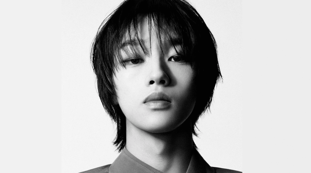 AM8IC, the newest name to emerge in the world of K-pop, has just unveiled their Official Member Reveal Photos (Monochrome Version – Individual), offering fans a first look at the group’s members in a strikingly artistic presentation.