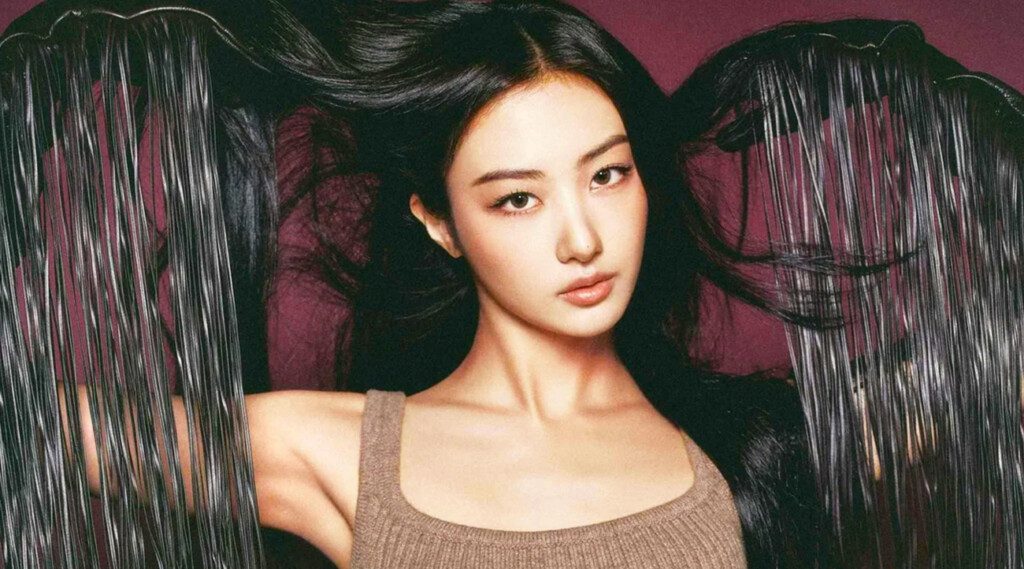 The October 2025 issue of Waves Magazine China features IVE's Liz on the cover, marking her second cover appearance for this Chinese magazine.