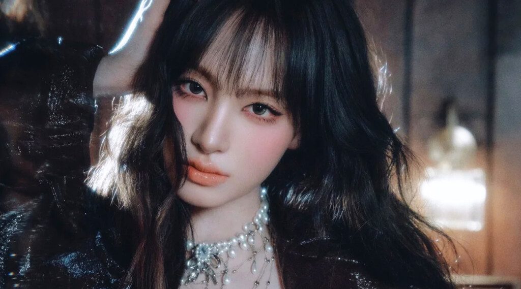 IVE Liz’s October 2025 cover for Waves Magazine China unfolds with an editorial finesse that might find its natural home within the pages of Vogue or Harper’s Bazaar. The pictorial unfolds a narrative steeped in sophisticated textures, masterful tailoring, and a palette that whispers the poised transition from summer’s warmth to autumn’s subtle embrace.