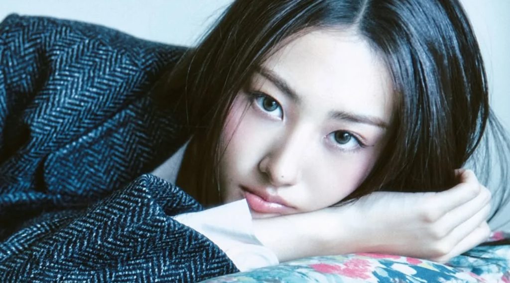 MEOVV’s Gawon, K-pop Star, Stuns in Harper’s BAZAAR Korea x PRADA October 2025 Editorial Photoshoot Preview