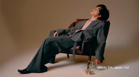 Mark Tuan poses for Perla China Magazine January Issue #18, balancing calm elegance and creative depth in a neutral-toned editorial shoot.